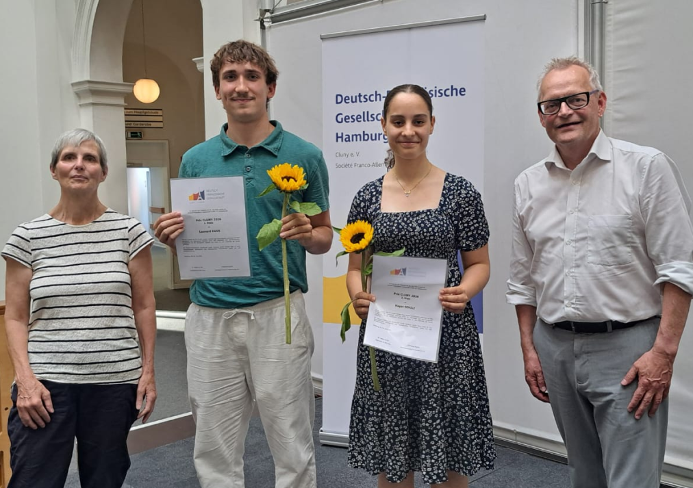 Gruppenbild mit den Preisträgern des Prix Cluny und Frau Baumann undHerr Mérono